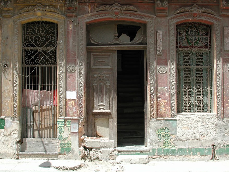 Crumbling doorway in Old Havana